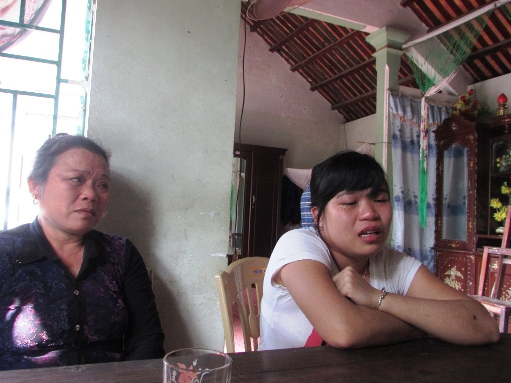 Bà Ninh và cô con gái thứ hai tên Trang rơi nước mắt khi nói về người cha liệt sỹ.